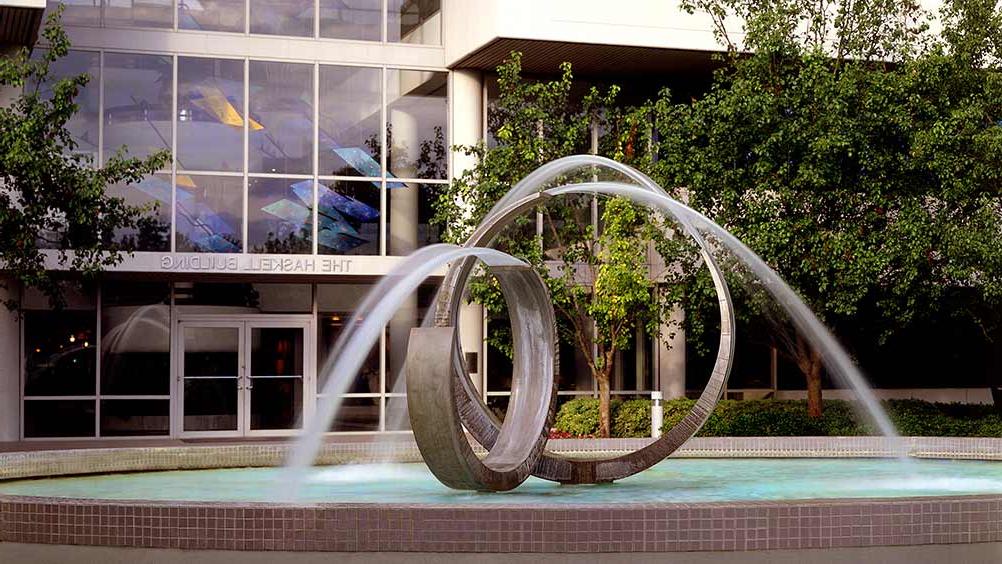 Fountain in front of 澳门足彩app's headquarters.